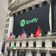 Imagen para el artículo titulado Wall Street celebra la salida a bolsa de Spotify colgando una bandera de Suiza en vez de la de Suecia